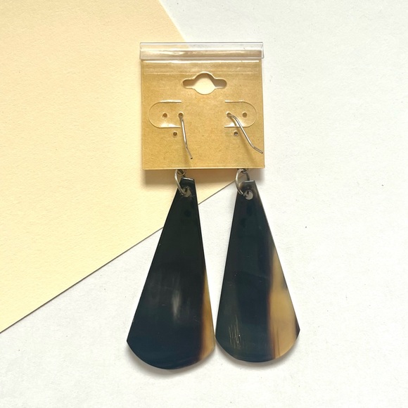 🏷️ abstract black & white boho dangling earrings - Picture 8 of 8